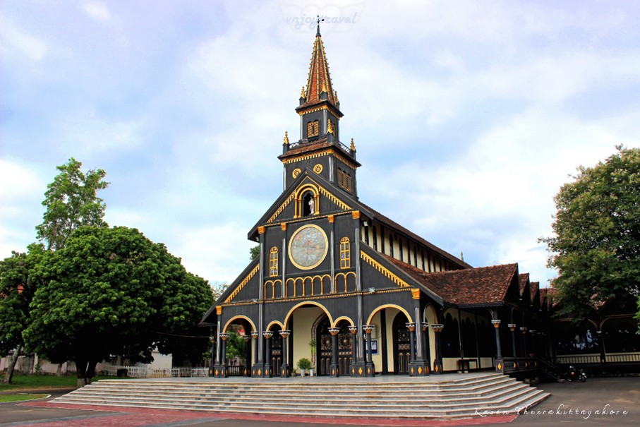 เที่ยวเวียดนาม vnjoytravel vietham กอนตูม kon tum kontum โบสถ์ไม้กอนตูม  nha tho go kon tum wooden church