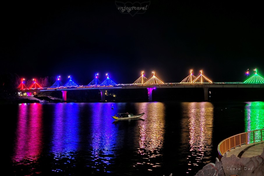 เที่ยวเวียดนาม vnjoytravel vietnam กว๋างจิ Quang Tri ท่าเรือถาฮัว  ท่าลอยดอกไม้ ben tha hoa den tuong niem thach han