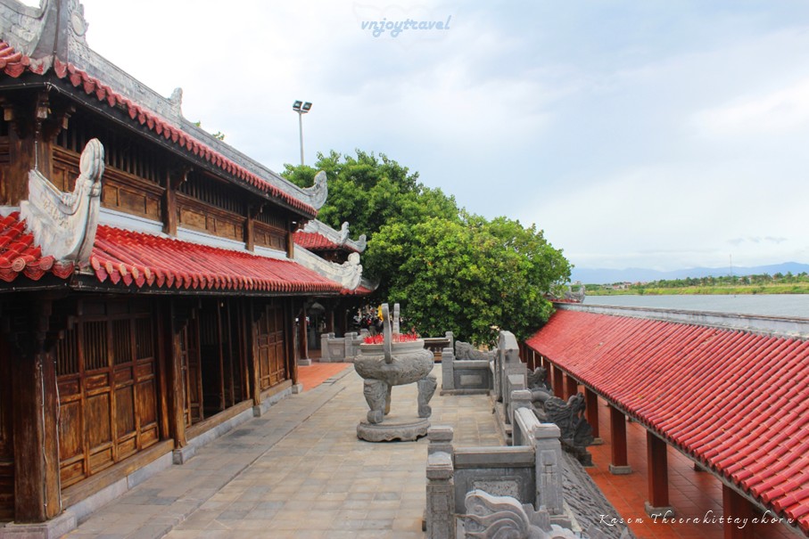เที่ยวเวียดนาม vnjoytravel vietnam กว๋างจิ Quang Tri ท่าเรือถาฮัว  ท่าลอยดอกไม้  ben tha hoa den tuong niem thach han