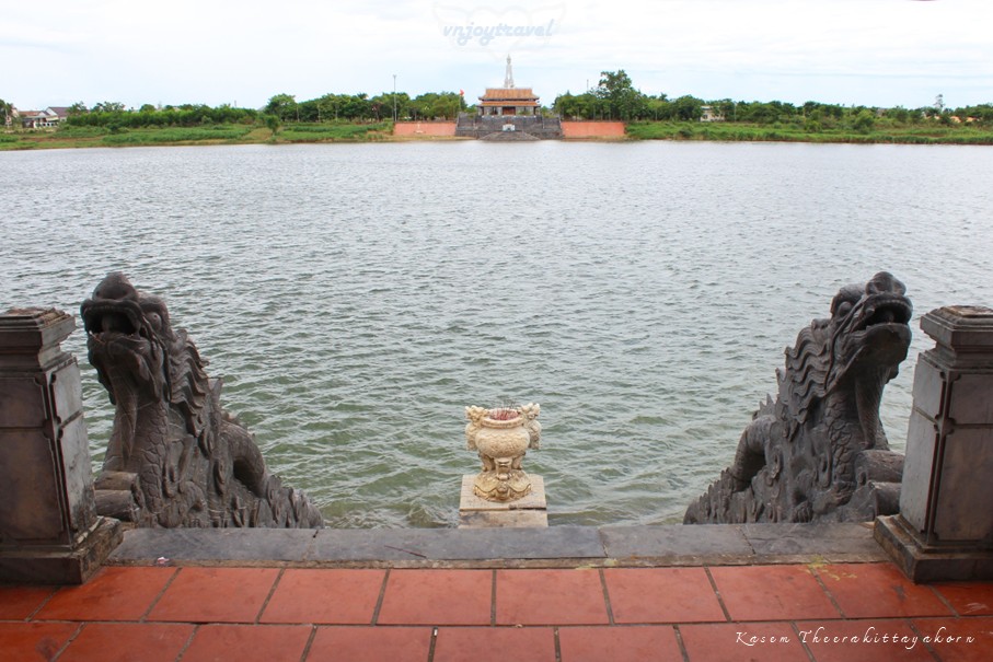 เที่ยวเวียดนาม vnjoytravel vietnam กว๋างจิ Quang Tri ท่าเรือถาฮัว  ท่าลอยดอกไม้ ben tha hoa den tuong niem thach han