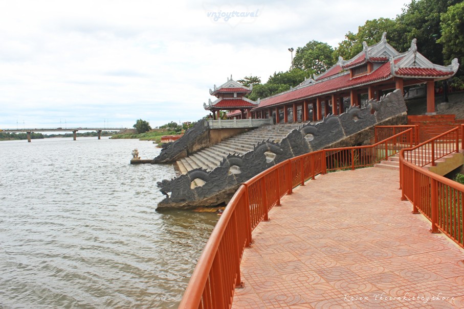 เที่ยวเวียดนาม vnjoytravel vietnam กว๋างจิ Quang Tri ท่าเรือถาฮัว  ท่าลอยดอกไม้ ben tha hoa den tuong niem thach han